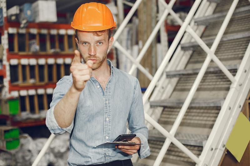 Entenda como o atraso na obra aumenta custos, reduz a produtividade e impacta o cronograma da construção civil.